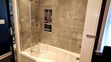 Douche, baignoire Ă jets, serviettes fournies