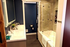Shower, jetted tub, hair dryer, towels - Walkable Elmwood Cottage, No Chores 2Bath 2BR 1Car (Buffalo)