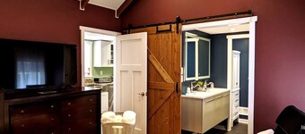 Walkable Elmwood Cottage, No Chores 2Bath 2BR 1Car