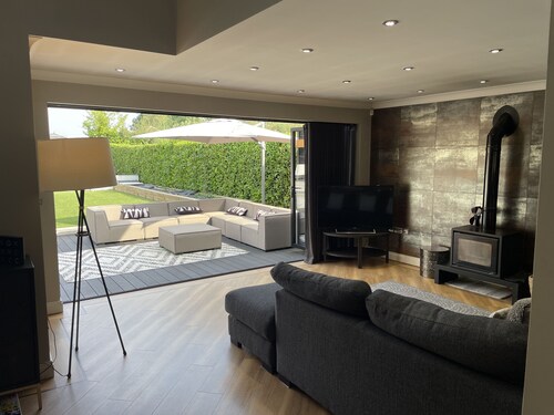 Stunning House near Yorkshire Wolds with Outdoor Swimming Pool, Sauna & Fire Pit