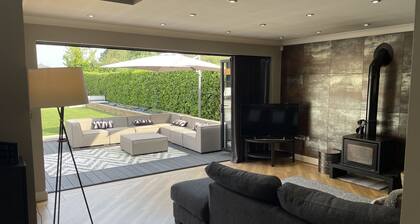 Stunning House near Yorkshire Wolds with Outdoor Swimming Pool, Sauna & Fire Pit