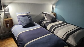 4 Schlafzimmer, Schreibtisch, Bügeleisen/Bügelbrett, Reisekinderbett