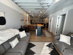 Téléviseur connecté, foyer, jeux vidéo, table de baby-foot