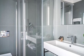 Shower, hair dryer, bidet, towels