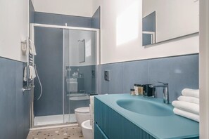 Shower, bidet, towels - Tavernola35 - Luxury Apartment (Castellammare di Stabia)