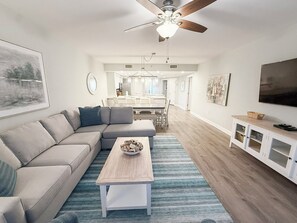 Living area - Gulf Front Condo With Stunning Views! (Pensacola)