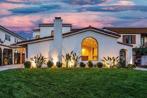 Exterior - Bella Villa - Spanish Contemporary Villa Where Comfort Meets Luxury (Los Angeles)