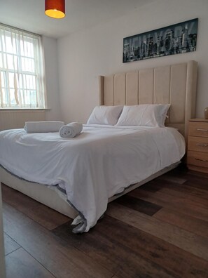 2 bedrooms, iron/ironing board, WiFi, bed sheets - Quebec Villa (Bradford)