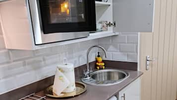 Studio | Private kitchen | Fridge, microwave, oven, stovetop