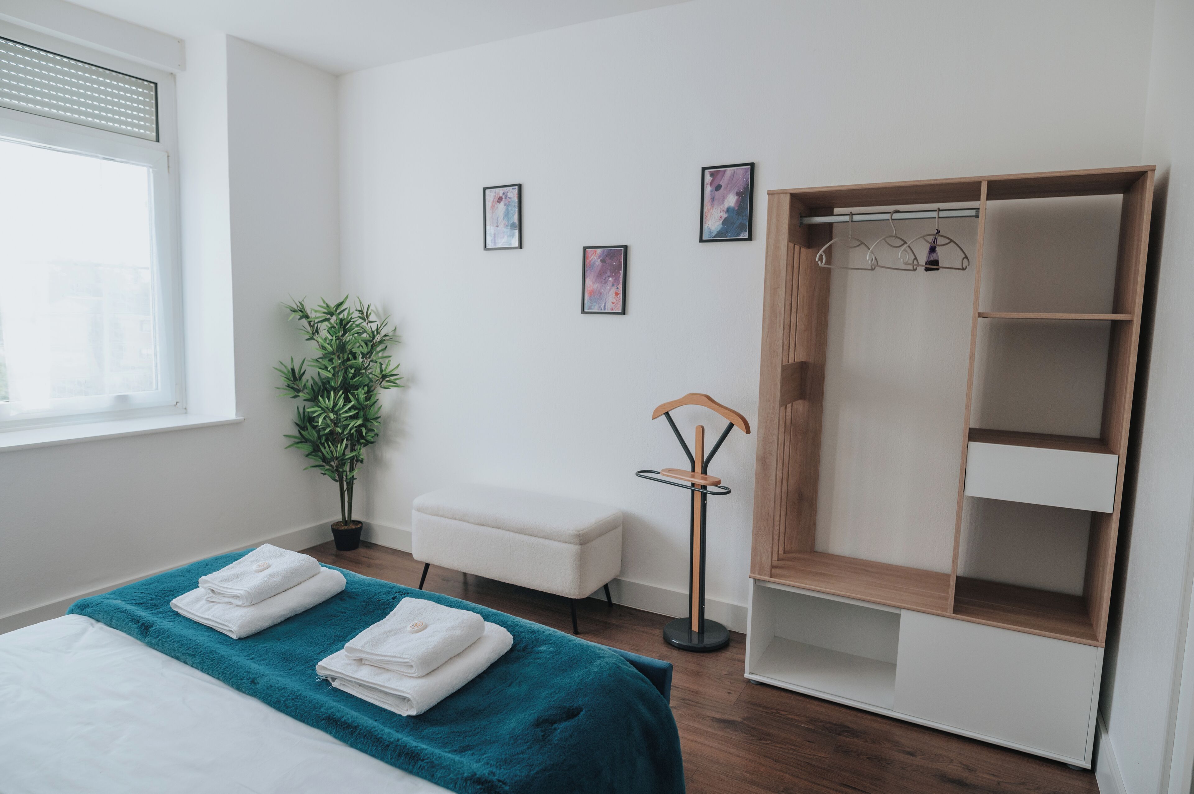 1 chambre, bureau, fer et planche à repasser, lit parapluie