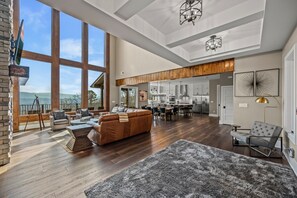 Televisión, chimenea, videojuegos y futbolito 