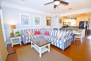 タウンホーム 4 ベッドルーム | リビング エリア