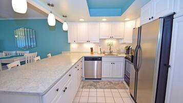 Condo, 3 Bedrooms | Private kitchen | Fridge, oven, coffee/tea maker, toaster