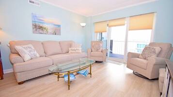 Condo, 3 Bedrooms | Living area