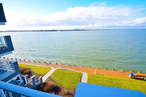 Harbour Island 305l 3 Bedroom Condo by RedAwning