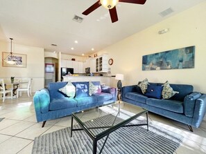 House, 5 Bedrooms | Living area