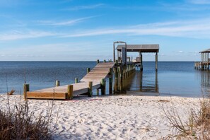 House, 4 Bedrooms | Beach | On the beach - Chele's Bayside Cottage - 2304 Island Shores Dr 4 Bedroom Home by RedAwning (Dauphin Island)