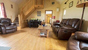 House | Living area - Emly - Cottage - Sleeps 6 - Parking - Garden (Emly)