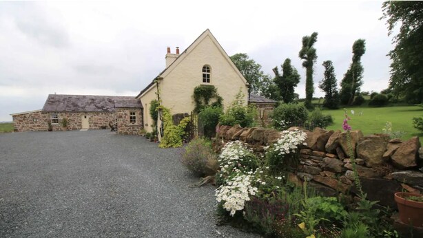 House | Exterior - Emly - Cottage - Sleeps 6 - Parking - Garden (Emly)