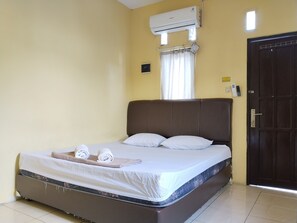 Double Room | Free WiFi - Risqia Homestay Syariah by Cocotel (Tangerang)