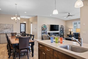 House, 6 Bedrooms | Private kitchen