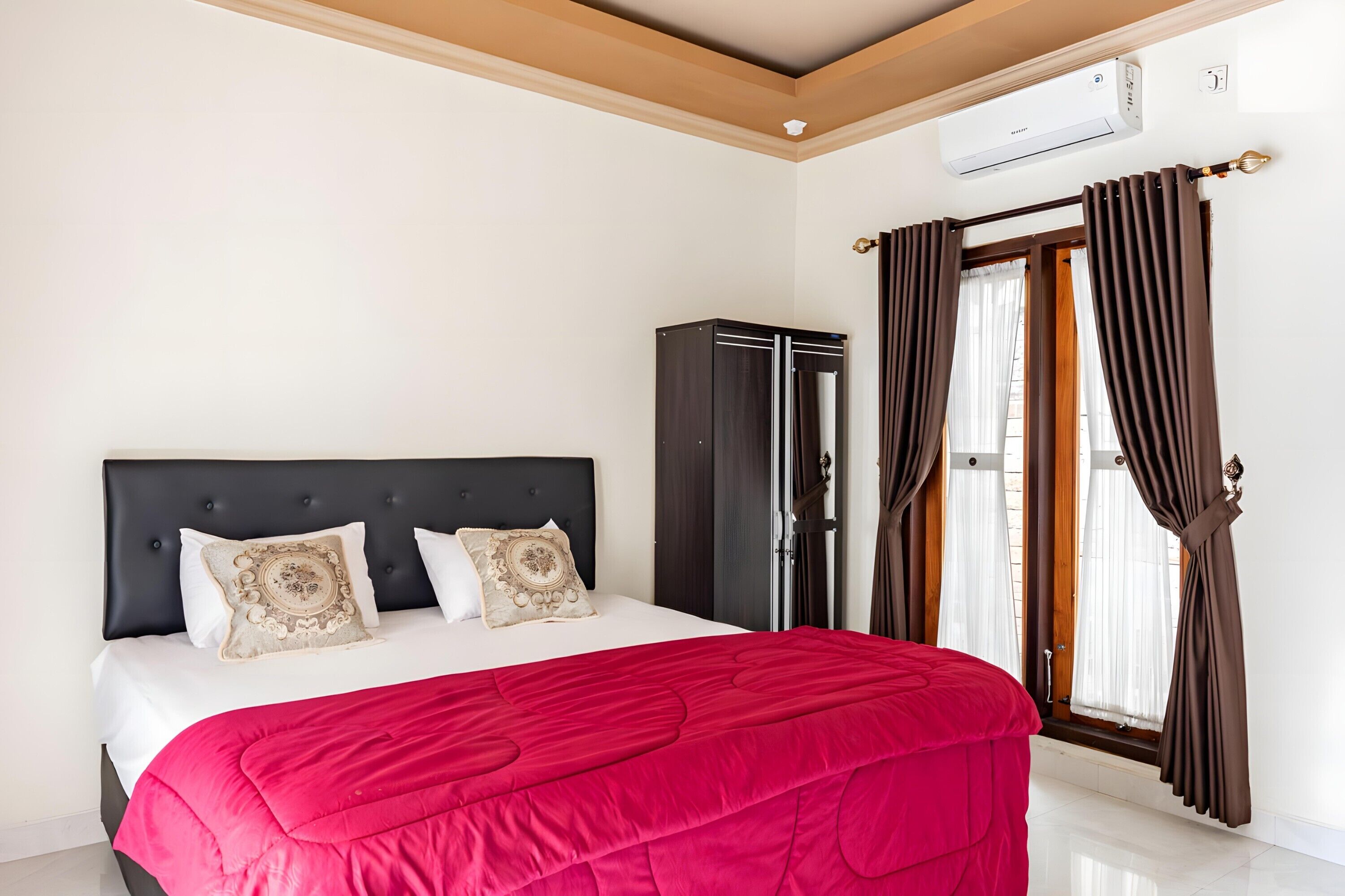 Deluxe Studio | WiFi (free), bed sheets