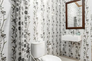 Estudio Deluxe | Baño | Ducha y jabón