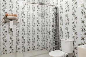 Deluxe Studio | Bathroom | Shower, soap - Belvilla Calm Haven Amabela Garden Lovina BeachNearLovina Beach (Banjar)