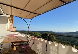 Outdoor dining - Maison de Village Avec vue Exceptionnelle, Presqu'île de Saint Tropez (Gassin)