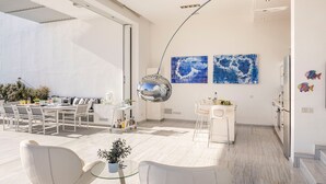 Un intérieur moderne comprenant un coin repas, une cuisine et un espace de vie.