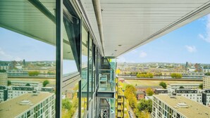 A high-rise building with large windows and a view of the cityscape. - Morden2bed 2bath apartment Canary Wharf - upto 5ppl (London)