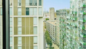 A modern high-rise building with a glass facade and multiple balconies. - Morden2bed 2bath apartment Canary Wharf - upto 5ppl (London)