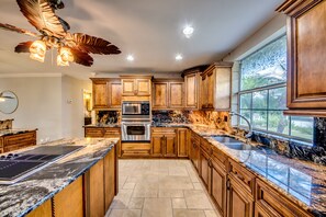 Fridge, microwave, oven, stovetop - 4-season indoor pool solarium home on golf course (Cape Coral)