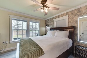 Apartment (0 Bedroom) | Interior - 2 Mi to Dtwn: Chic Waco Studio w/ Fire Pit! (Waco)