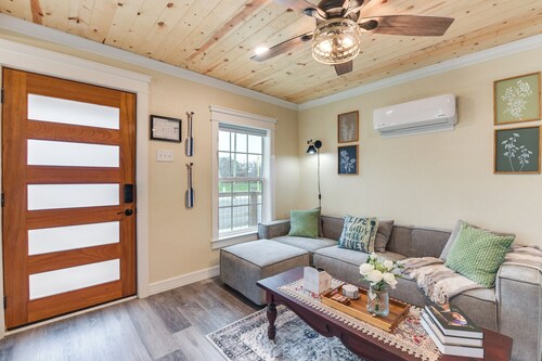 2 Mi to Dtwn: Chic Waco Studio w/ Fire Pit!