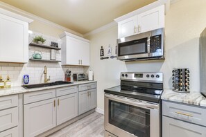 Apartment (0 Bedroom) | Interior - 2 Mi to Dtwn: Chic Waco Studio w/ Fire Pit! (Waco)