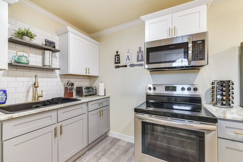 2 Mi to Dtwn: Chic Waco Studio w/ Fire Pit!