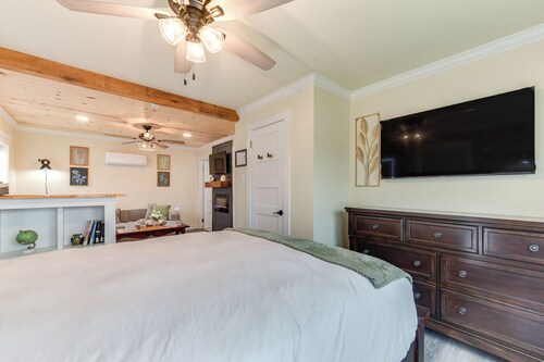 2 Mi to Dtwn: Chic Waco Studio w/ Fire Pit!