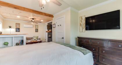 2 Mi to Dtwn: Chic Waco Studio w/ Fire Pit!