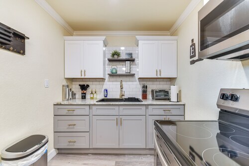 2 Mi to Dtwn: Chic Waco Studio w/ Fire Pit!