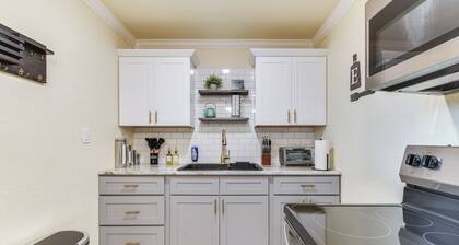 2 Mi to Dtwn: Chic Waco Studio w/ Fire Pit!