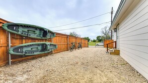 Unclassified image, 3 of 27, button - 2 Mi to Dtwn: Chic Waco Studio w/ Fire Pit! (Waco)