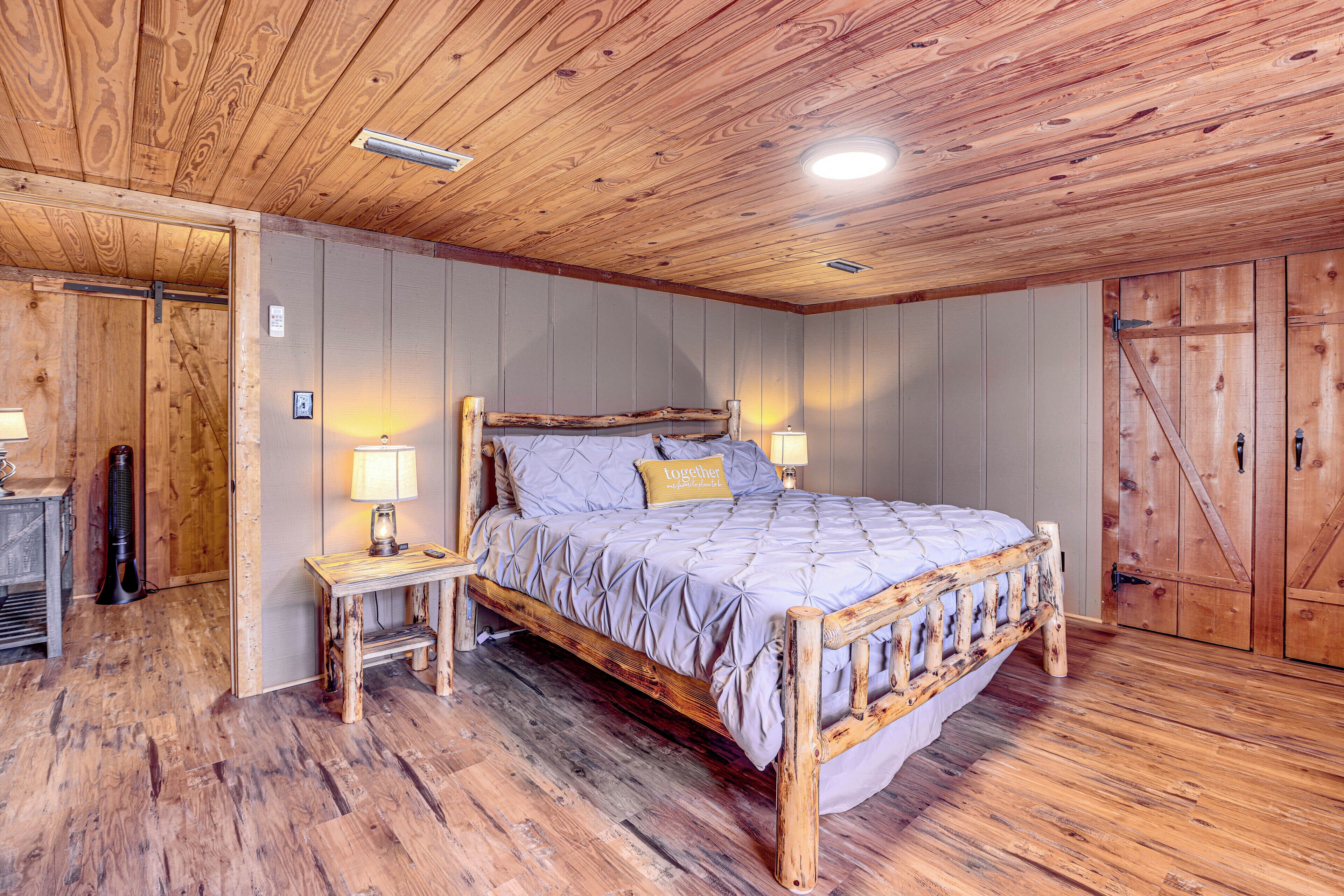 Ein schlafgemach im Holzstil mit Bett, Nachttischen und einem Kleiderschrank.