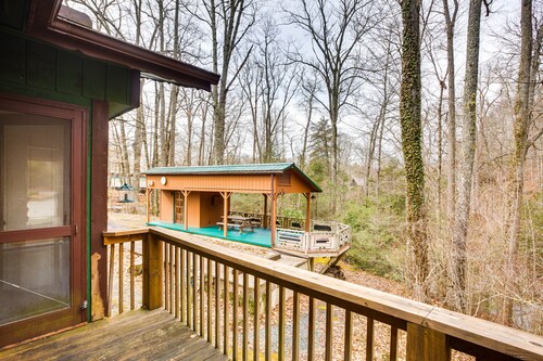 Dog-friendly Newland Cabin w/ Deck + Lake Access!