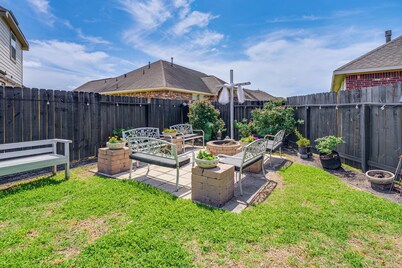 Spacious Spring Family Home w/ Full Kitchen & Pool