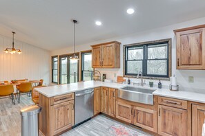 Microwave, oven, stovetop, dishwasher - 'the Duck Farm' Sugar Tree Hideaway w/ Yard! (Sugar Tree)