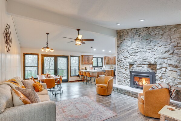 Fireplace - 'the Duck Farm' Sugar Tree Hideaway w/ Yard! (Sugar Tree)