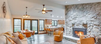 'the Duck Farm' Sugar Tree Hideaway w/ Yard!