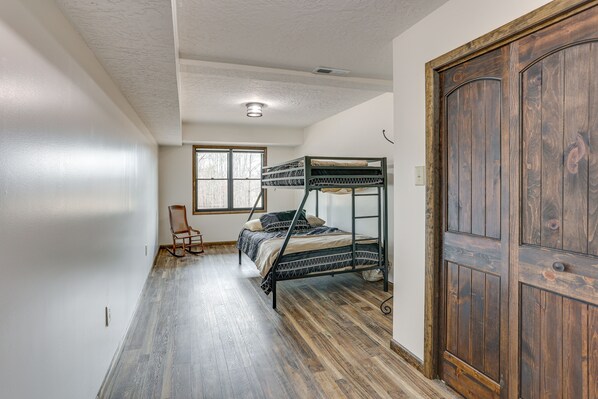 4 bedrooms, bed sheets
