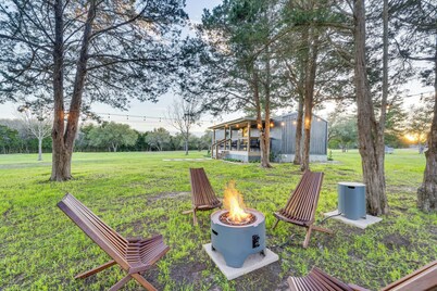 Near Majek Vineyard: Private Schulenburg Cabin